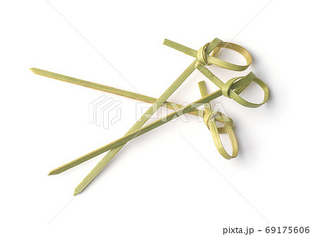 Top view of bamboo knot cocktail sticks 69175606