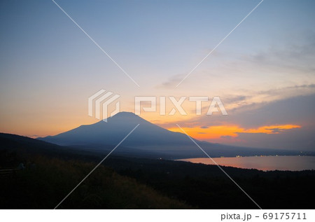 山中湖パノラマ台からの夕焼けの富士山 山中湖パノラマ台からの夕焼けの富士山 69175711