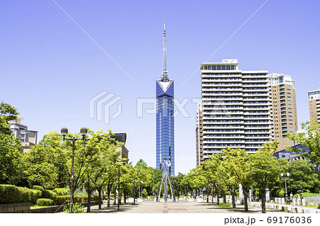 サザエさん通りから見た美しい福岡タワー サザエさん通りから見た美しい福岡タワー 69176036