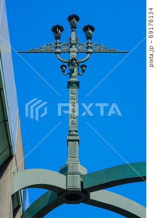 江戸時代から道路網の始点とされる日本橋　首都高速に挟まれた道路元標地点碑 69176134