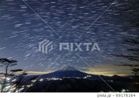 河口湖・毛無山から見る富士山と星空 69176164