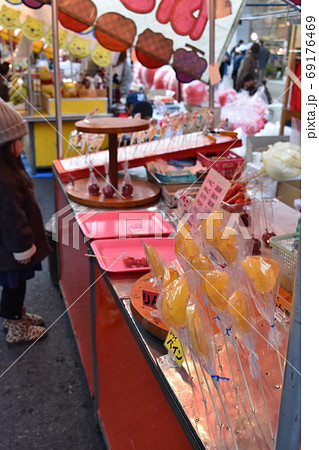 お祭りのフルーツ飴売り屋台の写真素材