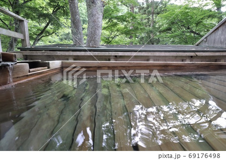 露天風呂イメージ（無色透明の温泉） 69176498