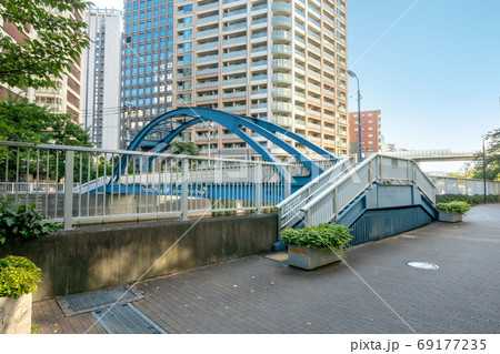 目黒川に架かる鈴懸歩道橋 目黒川に架かる鈴懸歩道橋 69177235