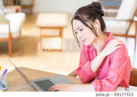 テレワークで疲れた若い女性 テレワークで疲れた若い女性 69177425