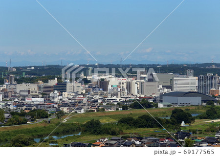 豊田市中心街の遠景　豊田スカイホールと市役所 69177565