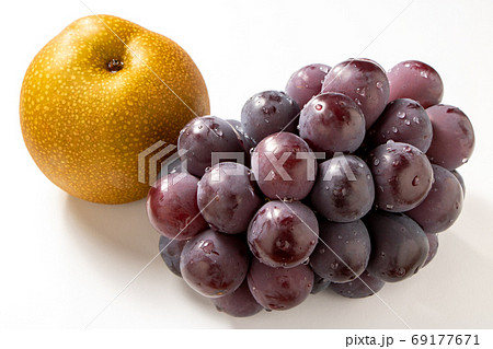 ぶどう(種なしピオーネ)と梨(豊水)。(白バック) ぶどう(種なしピオーネ)と梨(豊水)。(白バック) 69177671