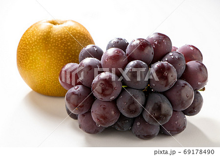ぶどう(種なしピオーネ)と梨(豊水)。(白バック) ぶどう(種なしピオーネ)と梨(豊水)。(白バック) 69178490
