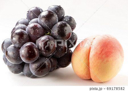 ぶどう(種無しピオーネ)と桃。 ぶどう(種無しピオーネ)と桃。 69178582