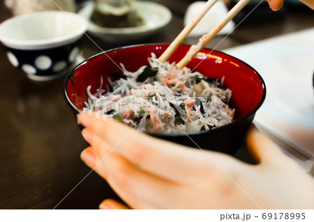 割り箸でしらす丼を食べる 割り箸でしらす丼を食べる 69178995