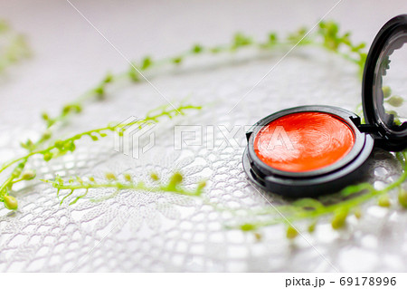 赤くて丸い化粧品のチーク リップの写真素材