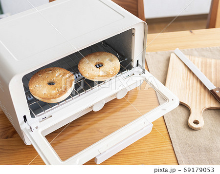 オーブントースターでベーグルを焼く 69179053