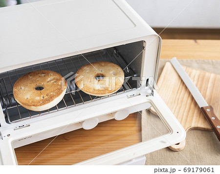 オーブントースターでベーグルを焼く 69179061