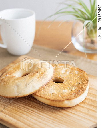 トーストしたベーグル 69179642