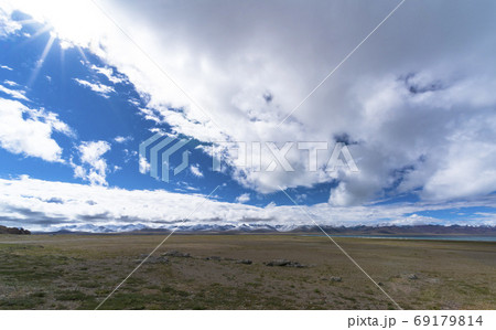 The scenery of Tibet under the blue sky and white clouds 69179814