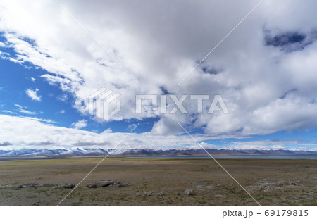 The scenery of Tibet under the blue sky and white clouds 69179815
