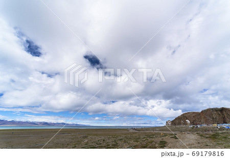 The scenery of Tibet under the blue sky and white clouds The scenery of Tibet under the blue sky and white clouds 69179816