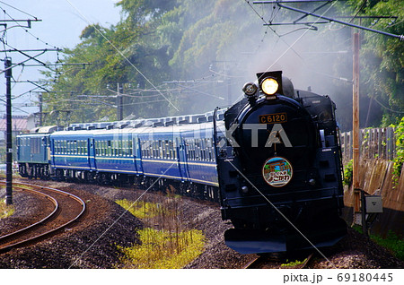 SLぐんまよこかわ C61形蒸気機関車+12系客車の写真素材 [69180445] - PIXTA