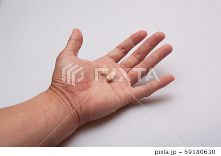 錠剤 手 栄養剤の写真素材