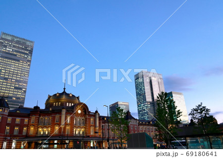 冬の夕方にそびえる東京駅の勇姿 69180641