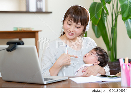 子育てをしながら友達とズームで会話　リスキリング　学び直し　勉強 69180844