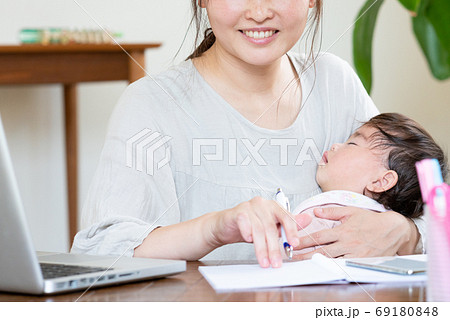 子育てをしながらテレワークをする若いお母さん リスキリング 学び直し 学習 子育てをしながらテレワークをする若いお母さん リスキリング 学び直し 学習 69180848
