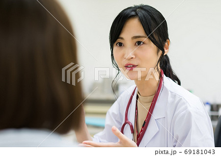患者を診察する女性医師 患者を診察する女性医師 69181043