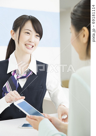 接客する携帯ショップの店員 69181114