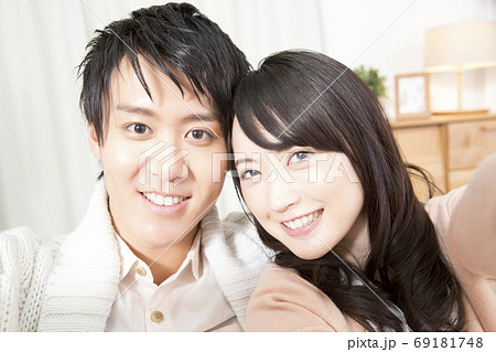 携帯で写真を撮るカップル 69181748