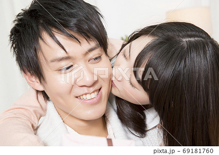 キスするカップル キスするカップル 69181760