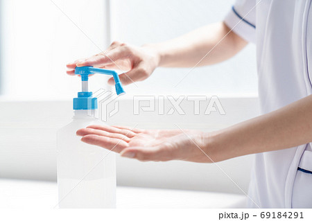看護師の手指消毒イメージ 69184291