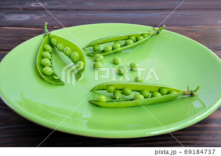 Green peas on a green plate Green peas on a green plate 69184737