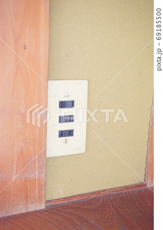 昭和の住宅のコンセント(縦) 69185500