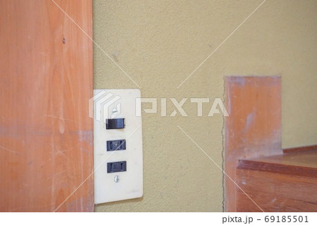 昭和の住宅のコンセント(横) 69185501