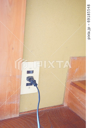 昭和の住宅のコンセント【使用中】 昭和の住宅のコンセント【使用中】 69185548