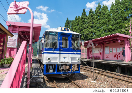 ピンクの駅!智頭急行「恋山形駅」 ピンクの駅!智頭急行「恋山形駅」 69185803