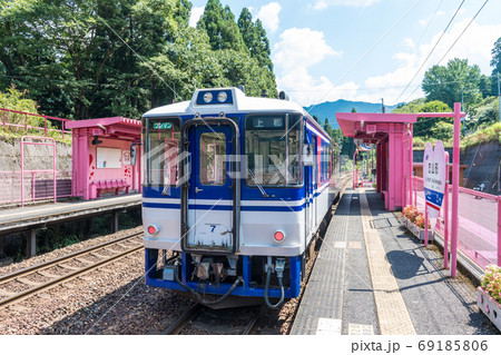 ピンクの駅!智頭急行「恋山形駅」 ピンクの駅!智頭急行「恋山形駅」 69185806