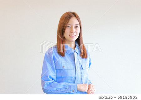 ユニフォームを着た女性_斜めを向いている ユニフォームを着た女性_斜めを向いている 69185905