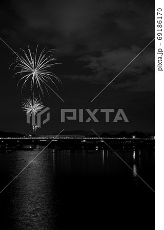 【モノクローム】渡月橋　花火 69186170