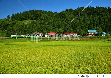 福島県金山町大志集落と只見線 69186178