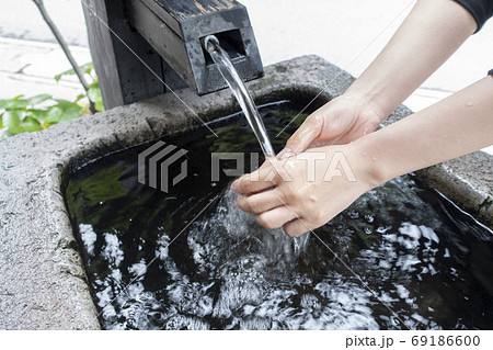 手を洗う若い女性。新型コロナウイルス感染予防。 手を洗う若い女性。新型コロナウイルス感染予防。 69186600