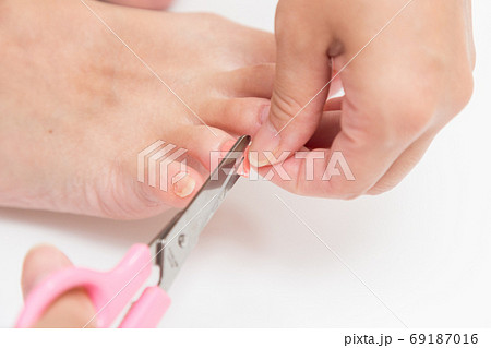 ネイルシールを貼る女性の手元 ネイルシールを貼る女性の手元 69187016