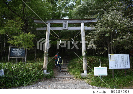 蓼科山七合目の登山口から登山する二人 69187503