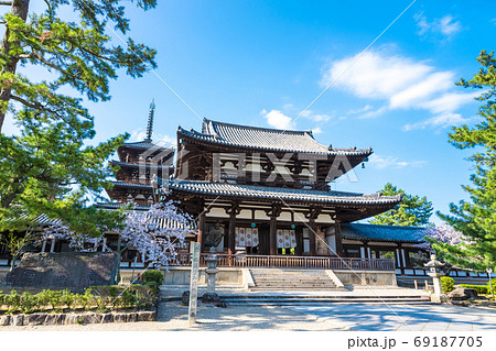 法隆寺 中門と五重塔 春 （奈良県生駒郡斑鳩町） 2020年4月 69187705