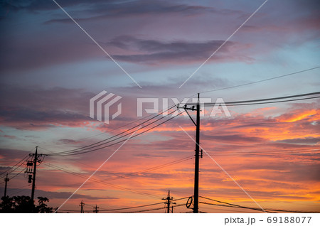 夕焼けと電柱 69188077
