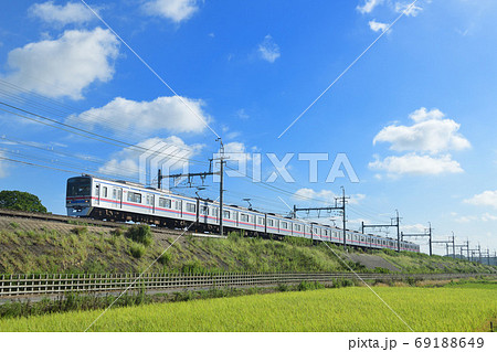 秋晴れの実った田んぼの築堤を行く3700形京成電車 69188649