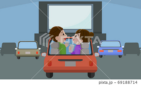 ドライブインシアターで映画を見る男女　背景あり　イラスト 69188714