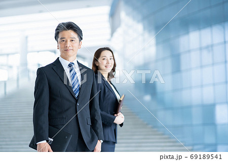 ビジネスマン 働く女性 ビジネスマン 働く女性 69189541