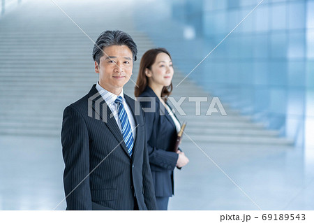 ビジネスマン 働く女性 ビジネスマン 働く女性 69189543