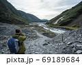 ニュージーランド、南島、ウェストランド国立公園のフランツ・ジョセフ氷河を旅行するアクティブシニア男性 69189684